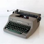 ROYAL Manual Typewriter Manual Thumb